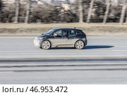 Black car BMW i3 on the Moscow street in motion, side view. Редакционное фото, фотограф Константин Григорьев / Фотобанк Лори