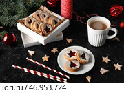Вкусное печенье Linzer с чашкой кофе и рождественским декором на темном фоне. Стоковое фото, фотограф Pixel_shot / Фотобанк Лори