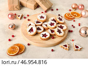 Доска с вкусным печеньем Linzer и рождественским декором на гранж-фоне. Стоковое фото, фотограф Pixel_shot / Фотобанк Лори