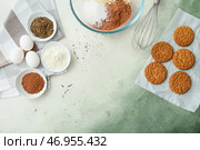 Вкусное печенье hojicha и ингредиенты на фоне гранж. Стоковое фото, фотограф Pixel_shot / Фотобанк Лори