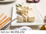 Тарелка с измельченным сыром фета на светлом деревянном фоне. Стоковое фото, фотограф Pixel_shot / Фотобанк Лори