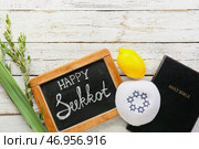 Композиция с доской и символикой праздника Суккот на светлом деревянном фоне. Стоковое фото, фотограф Pixel_shot / Фотобанк Лори