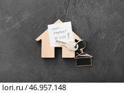 Рисунок дома, ключ с брелоком и лист бумаги с суммой арендной платы на темном фоне. Стоковое фото, фотограф Pixel_shot / Фотобанк Лори
