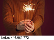 Женщина с бенгальским огнем на темном фоне, крупным планом. Стоковое фото, фотограф Pixel_shot / Фотобанк Лори