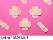Различные эластичные медицинские пластыри на розовом фоне. Стоковое фото, фотограф Pixel_shot / Фотобанк Лори