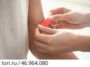 Врач накладывает медицинский пластырь на руку пациента в клинике, крупным планом. Стоковое фото, фотограф Pixel_shot / Фотобанк Лори
