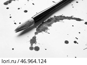 Чернильные пятна и кисть для каллиграфии на белой бумаге. Стоковое фото, фотограф Pixel_shot / Фотобанк Лори