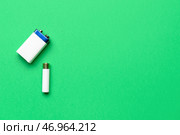 Щелочные батареи на зеленом фоне, вид сверху. Стоковое фото, фотограф Pixel_shot / Фотобанк Лори