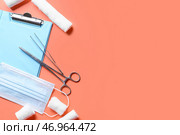Буфер обмена, рулоны бинтов, медицинская маска и хирургические инструменты на цветном фоне. Стоковое фото, фотограф Pixel_shot / Фотобанк Лори