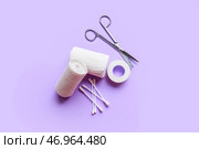 Рулоны бинтов, ватные палочки, медицинский пластырь и хирургические ножницы на цветном фоне. Стоковое фото, фотограф Pixel_shot / Фотобанк Лори