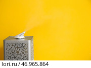 Современный увлажнитель возле цветной стены. Стоковое фото, фотограф Pixel_shot / Фотобанк Лори