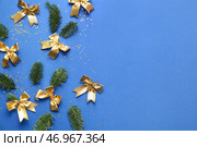 Новогодние бантики и еловые ветки на синем фоне. Стоковое фото, фотограф Pixel_shot / Фотобанк Лори