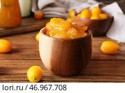 Чаша вкусного варенья из кумквата и свежих фруктов на деревянном фоне. Стоковое фото, фотограф Pixel_shot / Фотобанк Лори