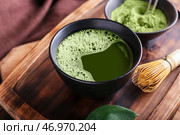 Поднос с миской чая матча, порошка и часена на столе, крупным планом. Стоковое фото, фотограф Pixel_shot / Фотобанк Лори