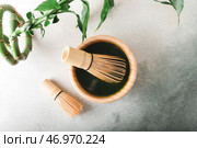 Чаша с чаем матча и чассенами на светлом фоне. Стоковое фото, фотограф Pixel_shot / Фотобанк Лори