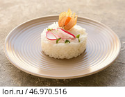 Тарелка со вкусным рисом и физалисом на сером фоне. Стоковое фото, фотограф Pixel_shot / Фотобанк Лори