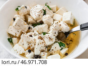Чаша с вкусным сыром фета, маслом и специями, крупным планом. Стоковое фото, фотограф Pixel_shot / Фотобанк Лори