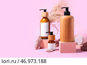 Композиция с флакончиками натуральной косметики для волос на цветном фоне. Стоковое фото, фотограф Pixel_shot / Фотобанк Лори