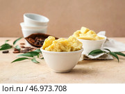 Композиция с маслом какао и бобами на цветном фоне. Стоковое фото, фотограф Pixel_shot / Фотобанк Лори