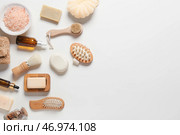 Композиция с массажными щетками и банными принадлежностями на белом фоне. Стоковое фото, фотограф Pixel_shot / Фотобанк Лори
