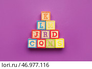 Деревянные кубики с буквами на фиолетовом фоне. Стоковое фото, фотограф Pixel_shot / Фотобанк Лори