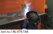 Промышленность: процесс сварки, обучение сварщика. Industry: welding process, welder training. Стоковое видео, видеограф Евгений Романов / Фотобанк Лори