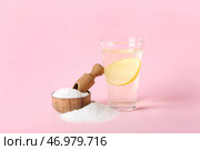 Миска с пищевой содой и стакан воды на розовом фоне. Стоковое фото, фотограф Pixel_shot / Фотобанк Лори