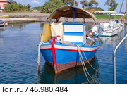 Старая рыбацкая лодка у причала на морском курорте. Стоковое фото, фотограф Pixel_shot / Фотобанк Лори