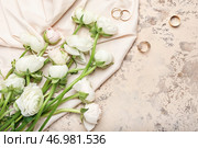 Красивые цветы ранункулюса и аксессуары на светлом фоне крупным планом. Стоковое фото, фотограф Pixel_shot / Фотобанк Лори