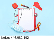 Лента осведомленности с планшетом, таблетками, бумажной печенью, медицинской маской и стетоскопом на синем фоне. Концепция гепатита. Стоковое фото, фотограф Pixel_shot / Фотобанк Лори
