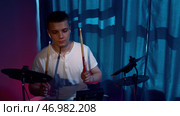 Making music by a young male artist, rock style in the school of creativity. Стоковое фото, фотограф David Kashakhi / Фотобанк Лори