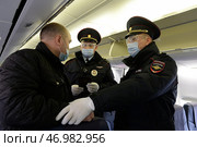 Полицейские выводят авиационного дебошира с борта самолёта (2020 год). Редакционное фото, фотограф Free Wind / Фотобанк Лори