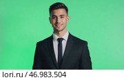 Businessman smiling confident on green screen. Male dressed in a stylish formal outfit. Professional millennial man isolated on green background. Chroma key backdrop. Headshot portrait. Presentation. Стоковое AI-видео, аниматор Марина Демидюк / Фотобанк Лори