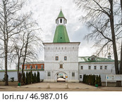 Николо-Пешношский монастырь с входными воротами и башней в ясный день. Стоковое фото, фотограф Сергей Никифоров-Гордеев / Фотобанк Лори