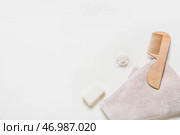 Деревянная расческа для волос, полотенце, кусковое мыло и соска на белом фоне, крупным планом. Стоковое фото, фотограф Pixel_shot / Фотобанк Лори