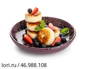 Тарелка с вкусными сырниками, свежими ягодами и листьями мяты на белом фоне. Стоковое фото, фотограф Pixel_shot / Фотобанк Лори