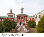 Часовня над святым источником в Николо-Пешношском монастыре  привлекает паломников и верующих. Стоковое фото, фотограф Сергей Никифоров-Гордеев / Фотобанк Лори