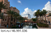 Dubai - UAE, 3 January 2024: Luxury beachfront villas and green palm trees. Редакционное фото, фотограф David Kashakhi / Фотобанк Лори