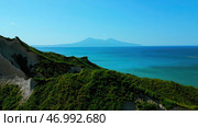 Beautiful nature background of green jungle mountain peaks revealing turquoise water surface. Стоковое фото, фотограф David Kashakhi / Фотобанк Лори