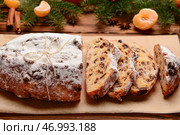 Композиция с вкусным рождественским штолленом на деревянном фоне. Стоковое фото, фотограф Pixel_shot / Фотобанк Лори