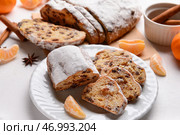 Тарелка с вкусным рождественским штолленом на белом фоне. Стоковое фото, фотограф Pixel_shot / Фотобанк Лори