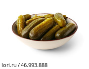 Миска с вкусными квашенными огурцами на белом фоне. Стоковое фото, фотограф Pixel_shot / Фотобанк Лори
