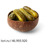 Миска с вкусными квашенными огурцами на белом фоне. Стоковое фото, фотограф Pixel_shot / Фотобанк Лори