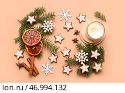 Звездообразные имбирные пряники с корицей, сушеным апельсином, ветками пихты и горящей свечой на коричневом фоне. Стоковое фото, фотограф Pixel_shot / Фотобанк Лори