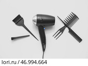Фен, щетка и расчески на светлом фоне, вид сверху. Стоковое фото, фотограф Pixel_shot / Фотобанк Лори