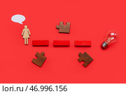 Женская фигура с облачком речи, блоками, пазлами и лампочкой на красном фоне. Концепция логики. Стоковое фото, фотограф Pixel_shot / Фотобанк Лори