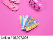 Различные мини-серфборды, маска для сноркелинга и шлепанцы на розовом фоне. Стоковое фото, фотограф Pixel_shot / Фотобанк Лори