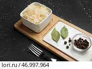 Чаша вкусной квашеной капусты с лавровыми листьями и горошком на черном фоне. Стоковое фото, фотограф Pixel_shot / Фотобанк Лори