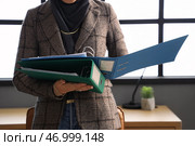 Молодая мусульманская бизнес-женщина с папками документов в офисе, крупным планом. Стоковое фото, фотограф Pixel_shot / Фотобанк Лори