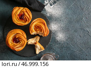 Доска вкусных краффинов с вареньем на черном фоне. Стоковое фото, фотограф Pixel_shot / Фотобанк Лори